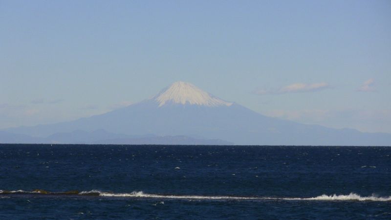 這是在日本御前崎所拍的的富士山。在日本時我會時時在此處靜立，任海風拂面。中日同文同種，不應是現在的糾結關系。美是可以共享的。