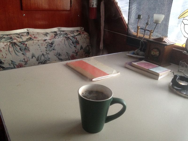 外面陰天，一杯清茶，讀書寫字，悠然自得。右角的為日語的論語和法語教科書。