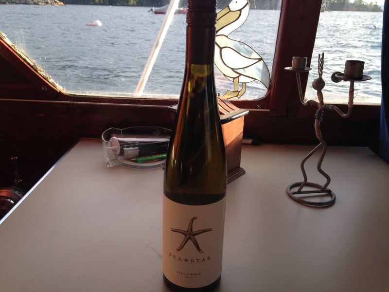 這是小島所產的白葡萄酒。很適合在島上捉到的蝦和蟹。這是專門為夏天的觀光客所準備的。