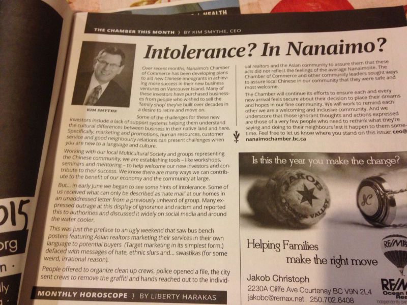這是我在溫哥華島的擁有8萬人口Nanaimo那耐磨的一餐館吃飯時無意中看到的。這是當地商工會呼吁大家不要敵視中國新移民。原因也很簡單，因為中國的炒房客推高了當地房價，無視當地的商業習慣，破壞了當地的經濟秩序。明目張膽的在公共地方張貼只寫中文的炒房廣告。雖說一切都符合法律，這在中國不成問題，可以同政府攜手結成利益共享體。但在加拿大，除非自創自治體，必須尊重當地習俗。最低限保持閉塞的社區，只保持同其他社區的最低經濟交流。關上門自成一體沒有關系，但如果進入其他社區必須把不能侵害當地人權益放在心上。尊敬是雙方的，通過律師，所做都符合法律，可法律無法禁止不滿，在加拿大存在當地人投票制定新法律的可能。即使和大怨，必有余怨，如果當地居民投票制定法律來排斥中國人的話，一切都晚了。歷史上就有立法排斥中國移民和把日本移民投入到集中營的例子。畢竟在中國人或日本人利益鏈上得利的律師等當地人只是少數。后人哀之而不鑒之，亦使后人而復哀后人也。
