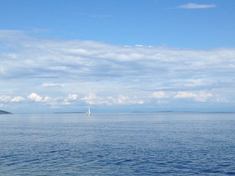 青空白云碧海盡，唯見孤帆天際流。這是我在小島南部的一處小港灣處所見。小島多處可見自然之趣，景色優美，心曠神怡。