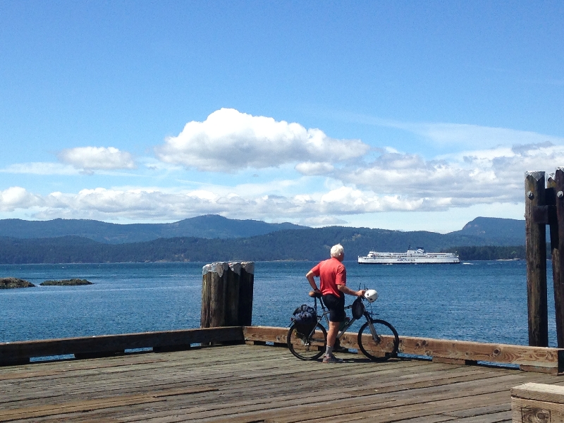 很多人喜歡騎自行車，兼有鍛煉的性質。因為不少人是在溫哥華和維多利亞，西雅圖工作的白領。