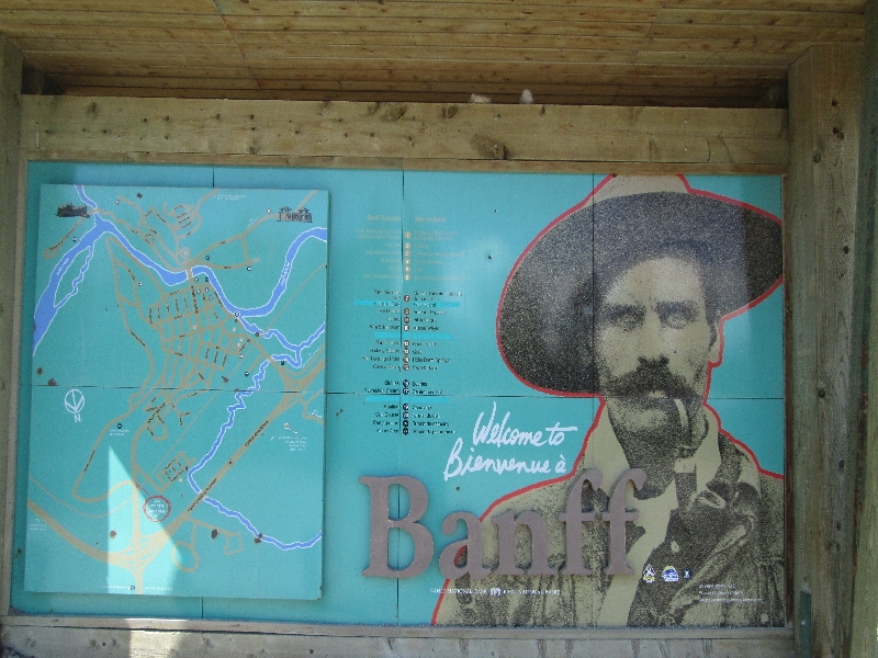 班夫入口處。這是開拓者的照片。Banff班夫是當時加拿大鐵路總裁George Stephen以他的蘇格蘭故鄉的名字命名的。蘇格蘭小鎮卻以萬里之外的同名城鎮聞名于世。